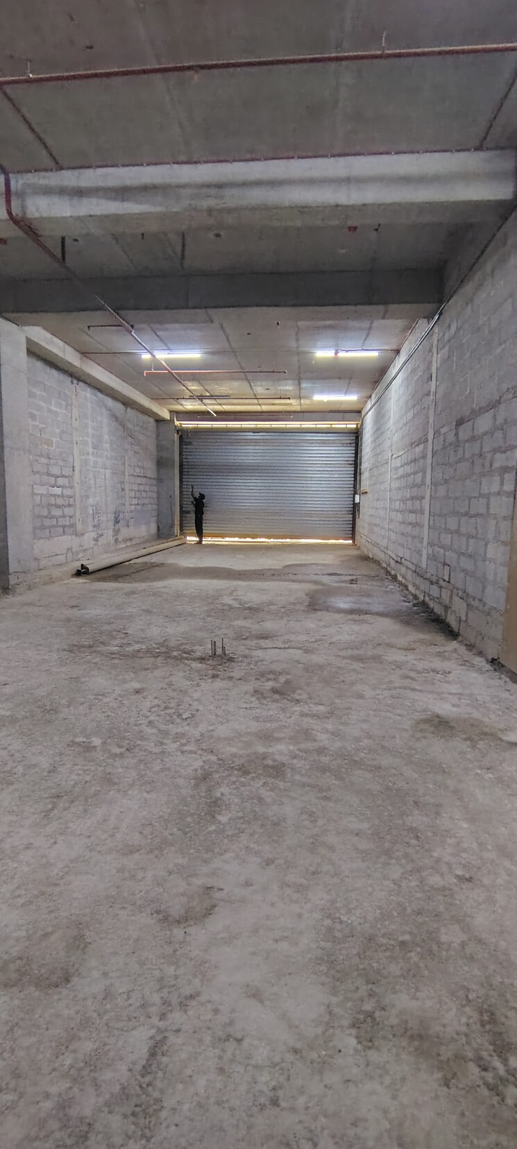  Parking, goregaon east Commercial Showroom 2000 Sq.Ft. In Goregaon East Mumbai 9048542