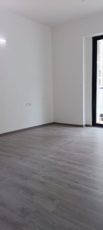 Room in 4 BHK Apartment at Prateek Canary, Sector 150 – for Sale