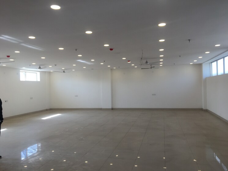 Room, sector 58 Commercial Office Space in IT/SEZ 7500 Sq.Ft. In Sector 58 Noida 9048636
