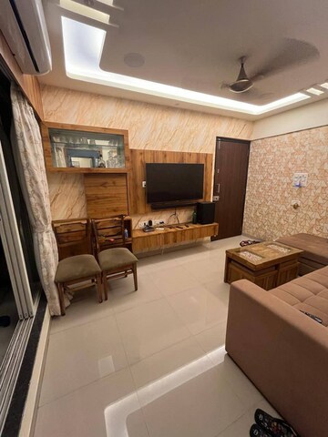 Room in 2.5 BHK Apartment at Sheth Vasant Lawns, Laxmi Nagar – for Rent