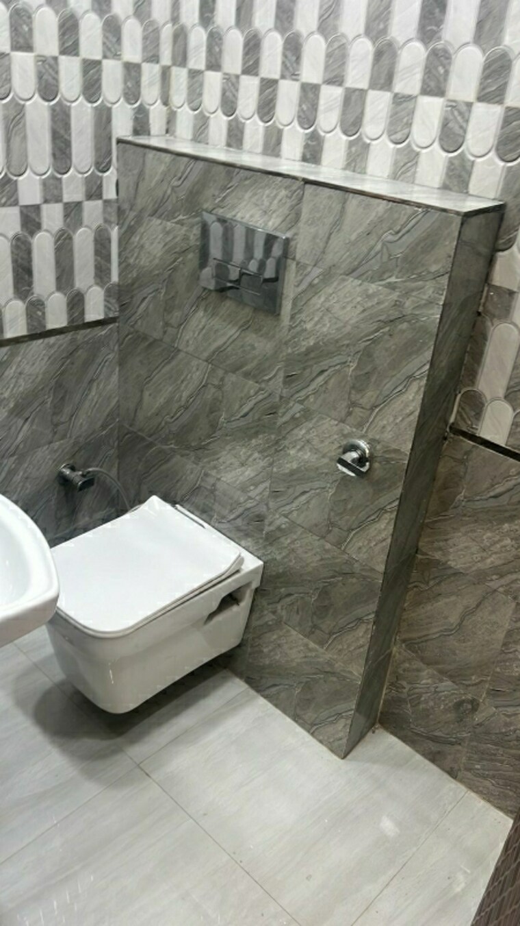 Bathroom, mansarover garden 2.5 Bedroom 900 Sq.Ft. Builder Floor In Mansarover Garden Delhi 9048801