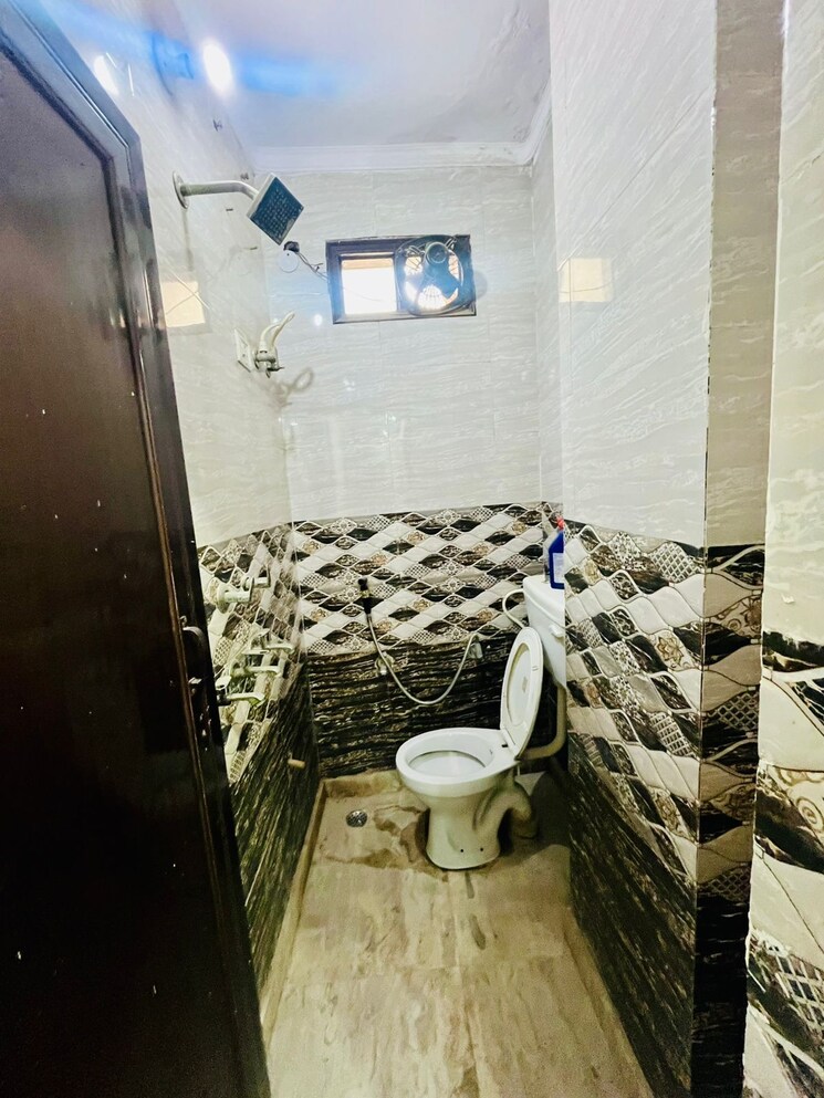 Bathroom, dwarka mor 2 Bedroom 630 Sq.Ft. Builder Floor In Dwarka Mor Delhi 9048773
