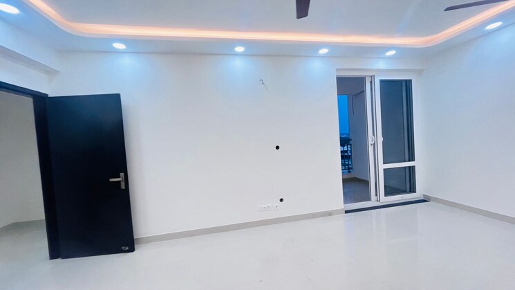 Room, sector 19 dwarka 3 Bedroom 2000 Sq.Ft. Apartment In Sector 19 Dwarka Delhi 9048876