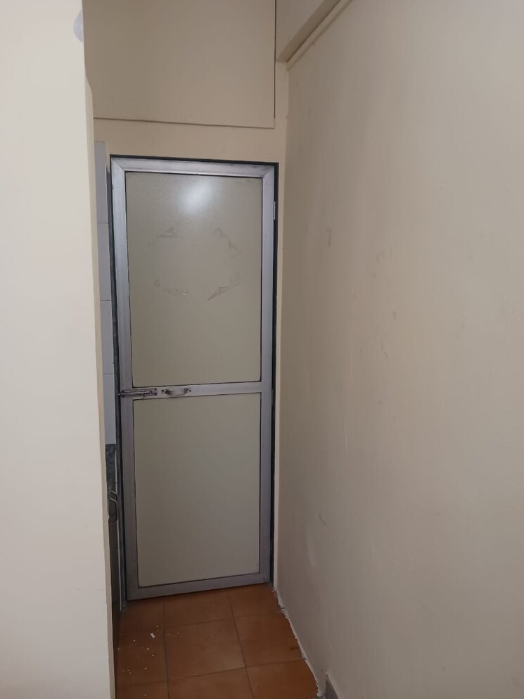 Room, runwal-greens Commercial Office Space 450 Sq.Ft. In Mulund West Mumbai 9048916