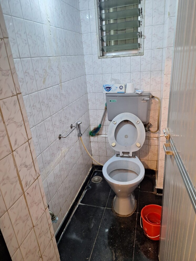 Bathroom, sumit-shantineer 1 Bedroom 450 Sq.Ft. Apartment In Andheri East Mumbai 9049284