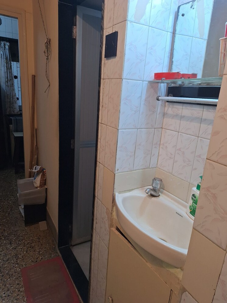 Bathroom, sumit-shantineer 1 Bedroom 450 Sq.Ft. Apartment In Andheri East Mumbai 9049284