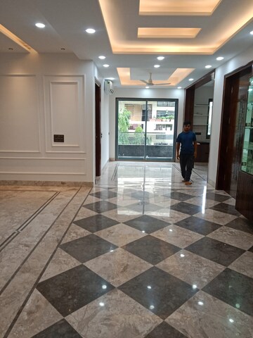 Parking in 6+ BHK Independent House at Unitech South City 1, South City 1 – for Rent