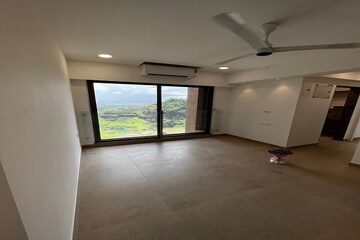 Room in 2 BHK Apartment at Kanakia Silicon Valley, Powai – for Rent