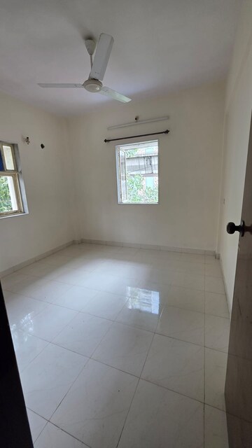 Room in 2 BHK Apartment at Seven Bunglow – for Rent