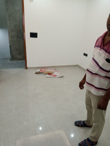 Furnished Amenities in 3 BHK Builder Floor at Paryavaran Complex – for Rent