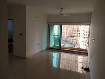 Room in 2 BHK Apartment at Rustomjee Urbania Azziano, Thane West – for Rent