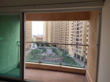 Room in 2 BHK Apartment at Rustomjee Urbania Azziano, Thane West – for Rent