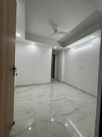 Room in 3 BHK Builder Floor at Paryavaran Complex – for Rent