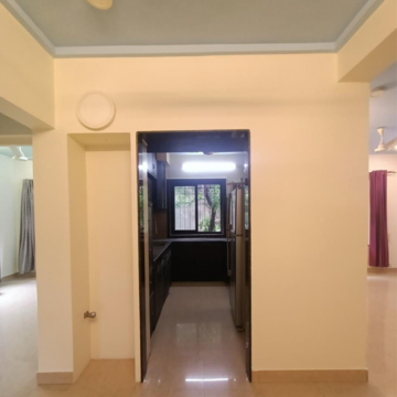 Room in 3 BHK Apartment at Palai Residency, Kings Circle – for Rent