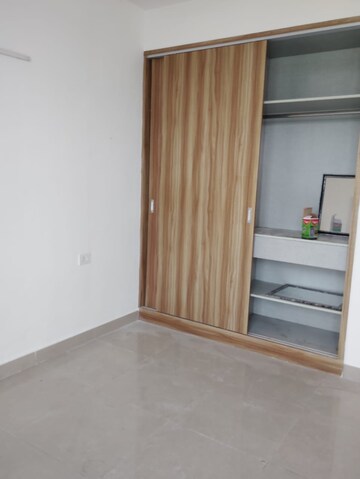 Room in 2 BHK Apartment at Suncity Avenue 76, Sector 76 – for Rent