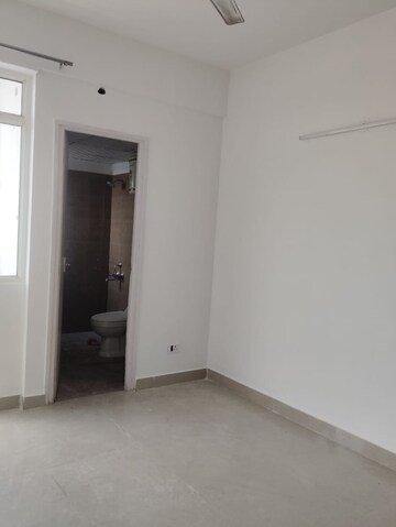 Room in 2 BHK Apartment at Suncity Avenue 76, Sector 76 – for Rent