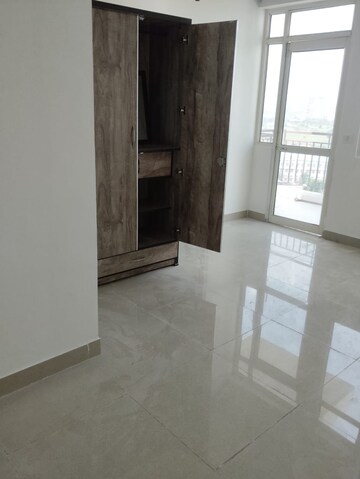 Room in 2 BHK Apartment at Suncity Avenue 76, Sector 76 – for Rent