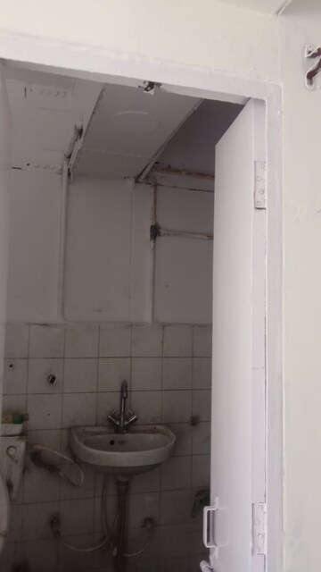 Master Bedroom in 2 BHK Apartment at Yamuna Bulding, Gomti Nagar – for Rent