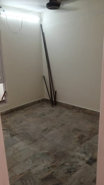 Room in 2 BHK Apartment at Yamuna Bulding, Gomti Nagar – for Rent
