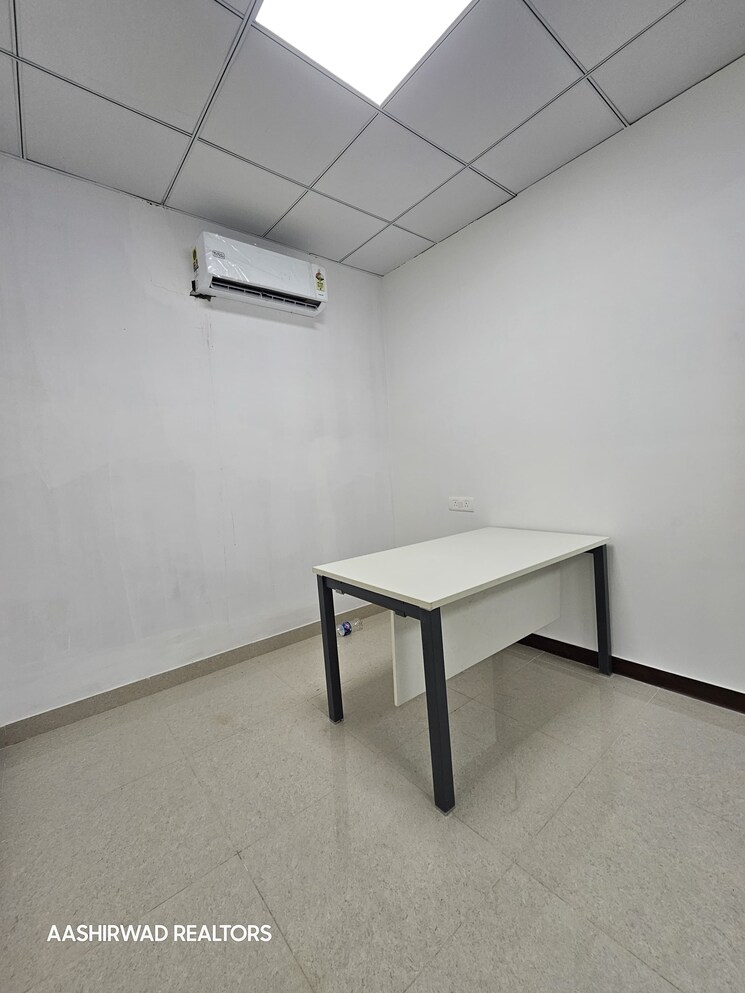 Room, sector 2 Commercial Office Space 1500 Sq.Ft. In Sector 2 Noida 9049857