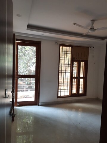 Room in 2.5 BHK Apartment at Allure Homes, Sector 14 – for Rent