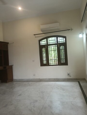 Room in 2.5 BHK Apartment at Allure Homes, Sector 14 – for Rent