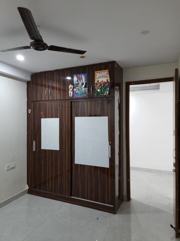 Room in 2.5 BHK Apartment at Allure Homes, Sector 14 – for Rent