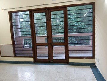 Room in 2.5 BHK Apartment at Allure Homes, Sector 14 – for Rent