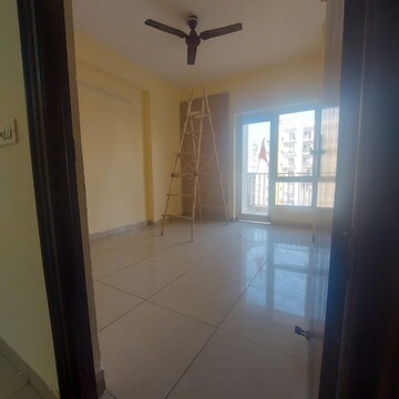 Room in 3 BHK Apartment at Amrapali Golf Homes, Sector 4 Greater Noida – for Sale