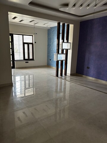 Room in 3 BHK Independent House at Sector 10a – for Rent