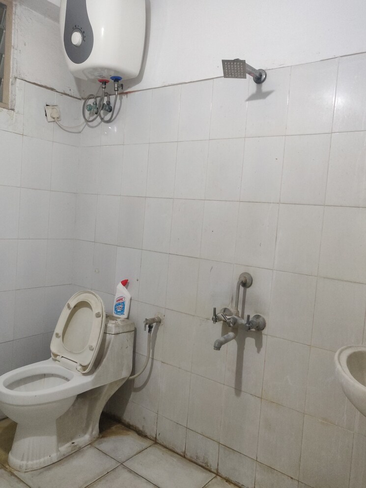 Bathroom, raj-towers-gandhi-nagar 3 Bedroom 1800 Sq.Ft. Apartment In Gandhi Nagar Hyderabad 9050173