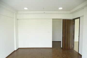 Room in 3.5 BHK Apartment at Adani Group Western Heights, Andheri West – for Rent