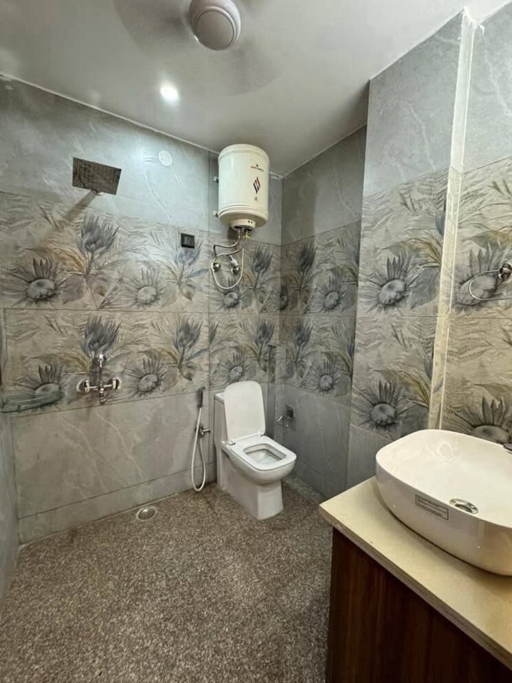 Bathroom, freedom fighters enclave 2 Bedroom 900 Sq.Ft. Apartment In Freedom Fighters Enclave Delhi 9050411