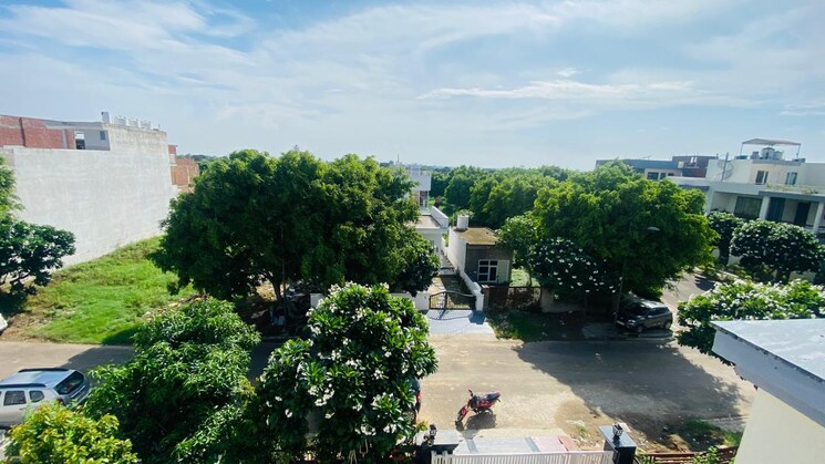 Garden, dlf-hyde-park 3 Bedroom 3150 Sq.Ft. Independent House In South Mullanpur Chandigarh 9050442