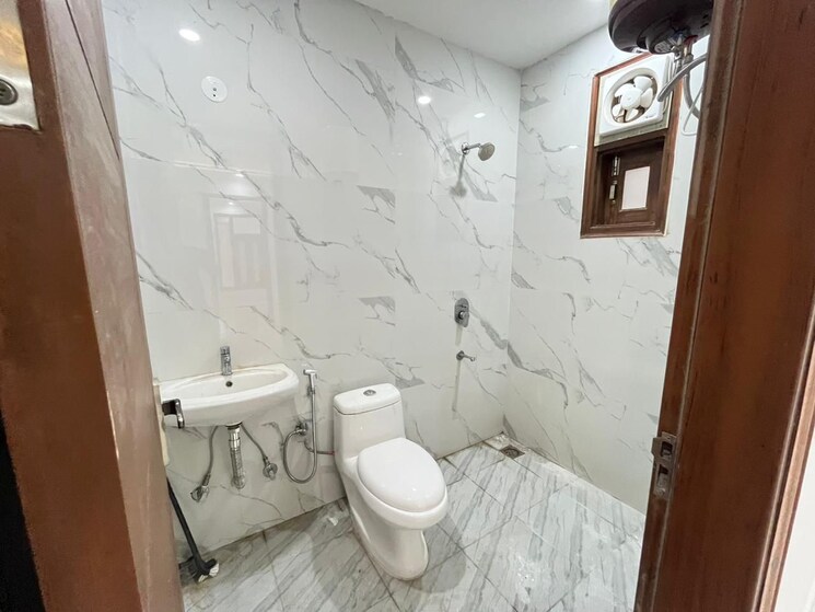 Bathroom, freedom fighters enclave 2 Bedroom 850 Sq.Ft. Apartment In Freedom Fighters Enclave Delhi 9050469