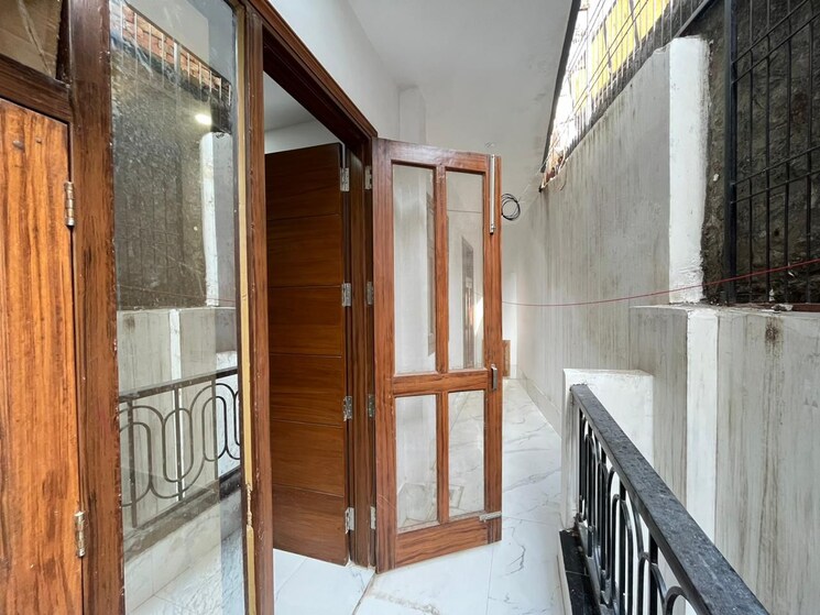 Balcony, freedom fighters enclave 2 Bedroom 850 Sq.Ft. Apartment In Freedom Fighters Enclave Delhi 9050469