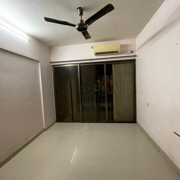 Room in 2 BHK Apartment at Goregaon East – for Rent