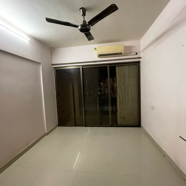Room, goregaon east 2 Bedroom 680 Sq.Ft. Apartment In Goregaon East Mumbai 9050672