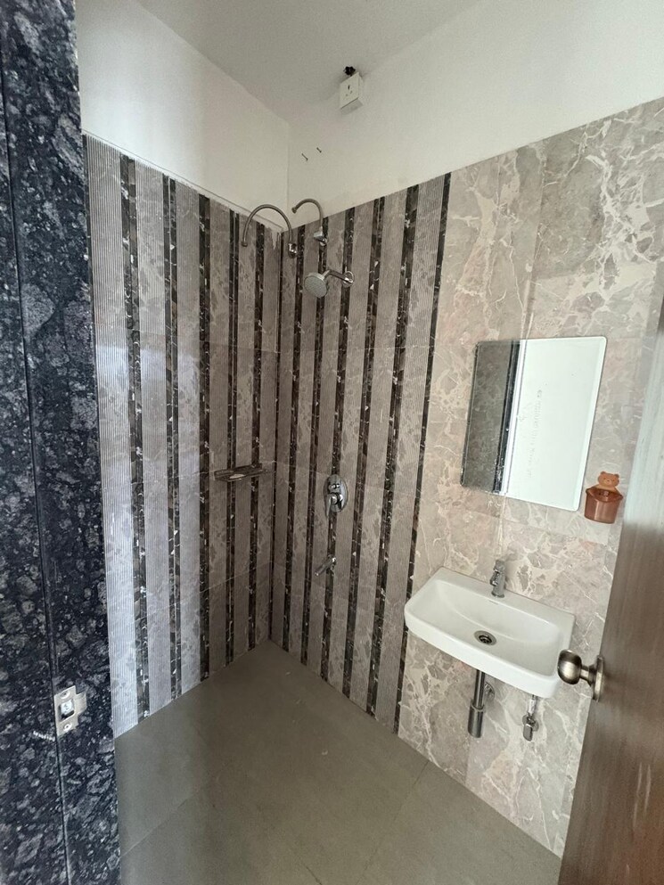 Bathroom, neminath-nemi-bhavan 3 Bedroom 821 Sq.Ft. Apartment In Goregaon West Mumbai 9050680