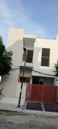 3 BHK + Servant Room Independent House For Sale in Garh Road
