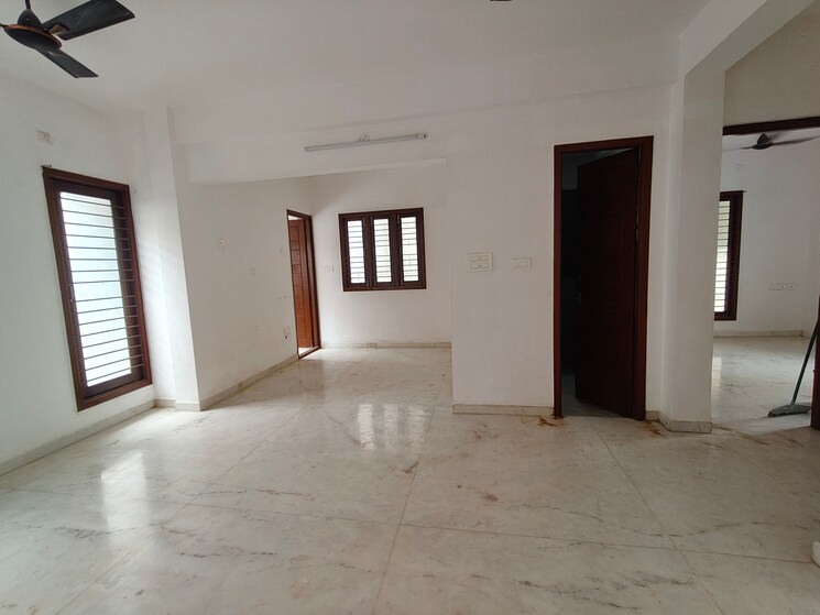 Room, thyagaraya nagar Commercial Office Space in IT/SEZ 6000 Sq.Ft. In Thyagaraya Nagar Chennai 9050812