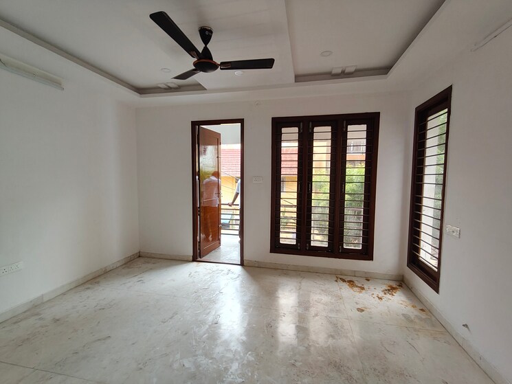 Room, thyagaraya nagar Commercial Office Space in IT/SEZ 6000 Sq.Ft. In Thyagaraya Nagar Chennai 9050812