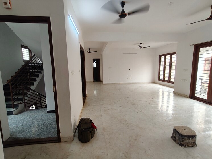 Room, thyagaraya nagar Commercial Office Space in IT/SEZ 6000 Sq.Ft. In Thyagaraya Nagar Chennai 9050812