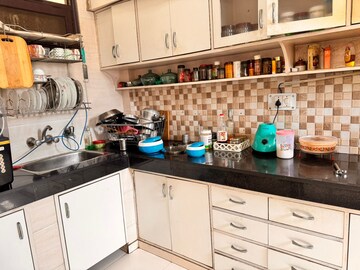 Kitchen in 2 BHK Builder Floor at Dlf Phase ii – for Rent