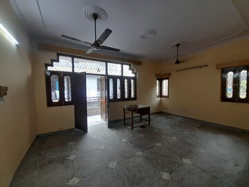 Room in 3 BHK Independent House at RWA Apartments, Sector 31 – for Rent