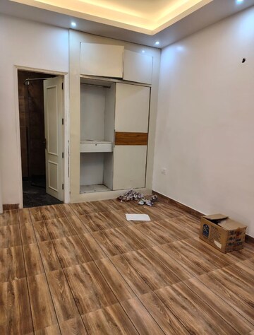 Room in 2.5 BHK Builder Floor at Chittaranjan Park – for Rent