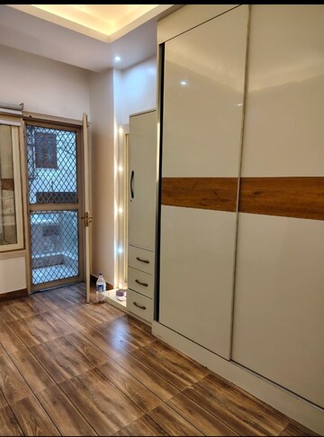 Room in 2.5 BHK Builder Floor at Chittaranjan Park – for Rent