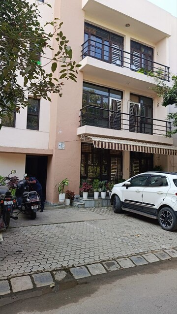 Parking in 3.5 BHK Builder Floor at Wave City, Wave City – for Rent