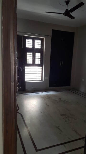 Room in 2 BHK Builder Floor at Sector 38 – for Rent