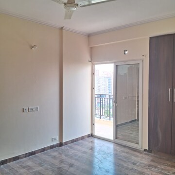 Room in 2 BHK Apartment at VVIP Homes, Gaur City 2 – for Rent